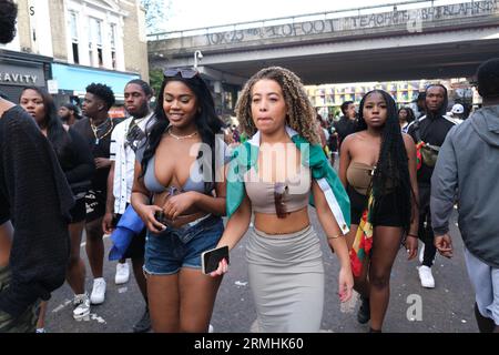 Junge Frauen laufen den Ladbroke Grove während des Notting Hill Karnevals am Bankfeiertag Montag hinunter. 28/08/2023 Stockfoto