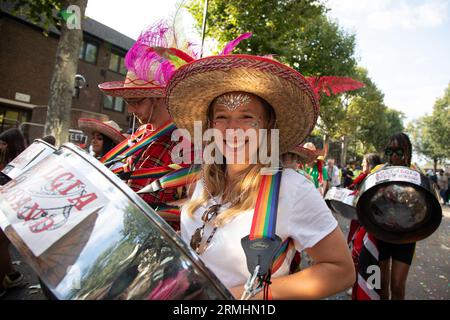 London, Großbritannien. 28. August 2023. Eine Darstellerin, die an der Grand Parade auf dem Notting Hill Carnival 2023 teilnimmt, als Millionen nach West-London strömen, um auf Europas größtem Straßenfestival zu feiern, das die karibische Kultur feiert. Quelle: Kiki Streitberger / Alamy Live News Stockfoto