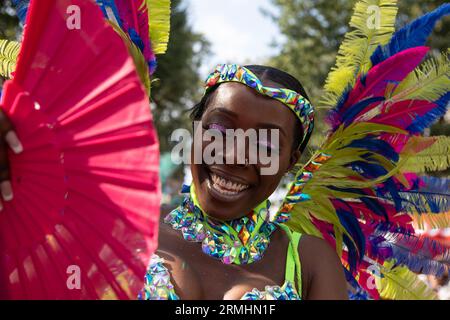 London, Großbritannien. 28. August 2023. Eine Darstellerin, die an der Grand Parade auf dem Notting Hill Carnival 2023 teilnimmt, als Millionen nach West-London strömen, um auf Europas größtem Straßenfestival zu feiern, das die karibische Kultur feiert. Quelle: Kiki Streitberger / Alamy Live News Stockfoto