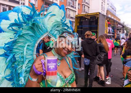 London, Großbritannien, 28. August 2023, Bankfeiertag Montag, und der Karneval war am zweiten Tag voll im Gange. Viele Kostüme und Tausende von Nachtschwärmern auf den Straßen von Notting Hill, London, Andrew Lalchan Photography/Alamy Live News Stockfoto