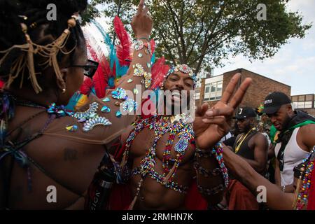 London, Großbritannien. 28. August 2023. Darsteller, die an der Grand Parade auf dem Notting Hill Carnival 2023 teilnehmen, während Millionen nach West-London strömen, um auf Europas größtem Straßenfestival zu feiern, das die karibische Kultur feiert. Quelle: Kiki Streitberger / Alamy Live News Stockfoto