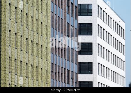 Neu errichtete Bürogebäude in Grün, Graubraun und weiß in einem Gewerbegebiet in köln mülheim 2023 Stockfoto