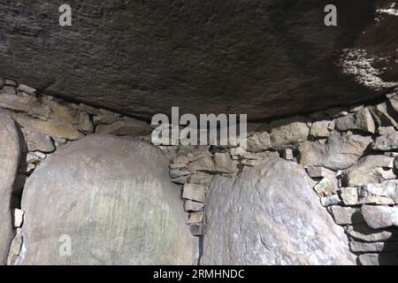 Das Innere des Tumulus de Kercado inmitten der Steinausrichtungen in der französischen Carnac Bretagne Stockfoto