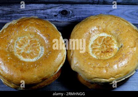 Tandyr nan usbekisches Brot, eine Art zentralasiatisches Brot, das oft mit Stempelmustern auf den Teig mit einem Brotstempel verziert wird, der als Chekich al bekannt ist Stockfoto