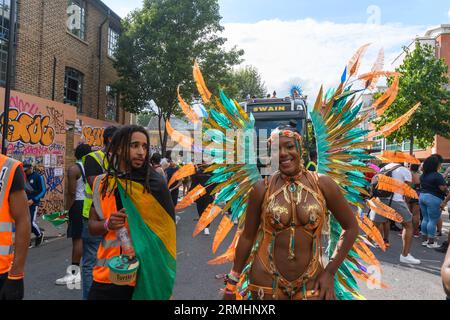 London, Großbritannien, 28. August 2023, Bankfeiertag Montag und der Karneval war am zweiten Tag voll im Gange. Viele Kostüme und Tausende von Nachtschwärmern auf den Straßen von Notting Hill, London, Andrew Lalchan Photography/Alamy Live News Stockfoto