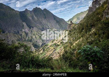 Vision des Mafate Circus vom Wanderweg Stockfoto