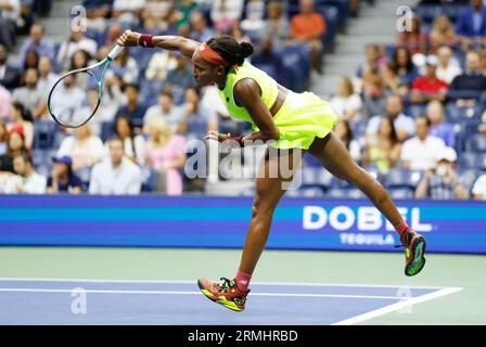 Flushing Meadow, United Erklärte. 28. August 2023. Coco Gauff dient Laura Siegemund aus Deutschland in ihrem ersten Rundenspiel im Arthur Ashe Stadium bei den US Open Tennis Championships 2023 im USTA Billie Jean King National Tennis Center am Montag, den 28. August 2023 in New York City. Foto von John Angelillo/UPI Credit: UPI/Alamy Live News Stockfoto