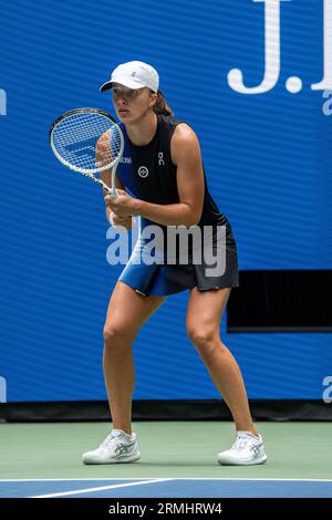 IgA Swiatek (POL) nimmt an der 1. Runde der Frauen-Singles beim US Open Tennis 2023 Teil. Stockfoto