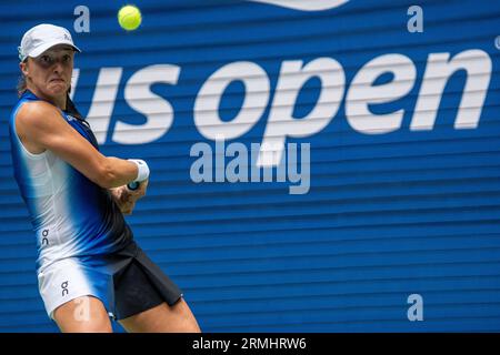 IgA Swiatek (POL) nimmt an der 1. Runde der Frauen-Singles beim US Open Tennis 2023 Teil. Stockfoto