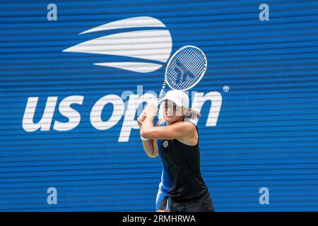 IgA Swiatek (POL) nimmt an der 1. Runde der Frauen-Singles beim US Open Tennis 2023 Teil. Stockfoto