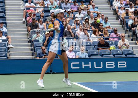 IgA Swiatek (POL) nimmt an der 1. Runde der Frauen-Singles beim US Open Tennis 2023 Teil. Stockfoto