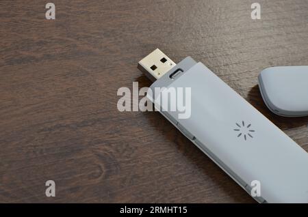 Die neueste Generation des USB 5G-Modems schließt sich für eine Internetverbindung und ermöglicht so eine schnelle, effiziente und moderne Verbindung. 5G-Chip-Technologie sorgt für mobile Geschwindigkeit Stockfoto