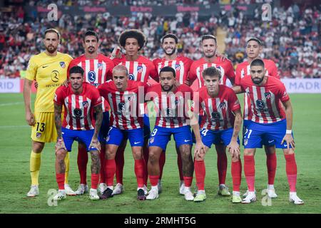 Madrid, Spanien. 28. August 2023. Die Spieler von Atletico de Madrid posieren für Fotos vor dem spanischen Fußballspiel La Liga zwischen Atletico de Madrid und Rayo Vallecano in Madrid, Spanien, 28. August 2023. Quelle: Gustavo Valiente/Xinhua/Alamy Live News Stockfoto