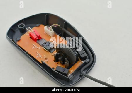 Offene Computermaus mit freiliegender elektronischer Schaltung für Wartung, Symbol der Technologie und moderner Computertechnik. Perfekt für Technologiekonzepte, Digit Stockfoto