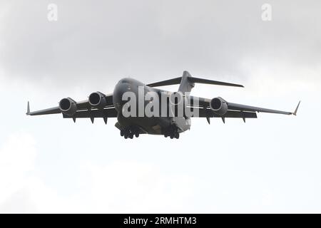 ZZ177, eine Boeing C-17A Globemaster C1, die von der Royal Air Force (RAF) betrieben wird und bei RAF Fairford in Gloucestershire, England ankommt, um an der Royal International Air Tattoo 2023 (RIAT 2023) teilzunehmen. Stockfoto