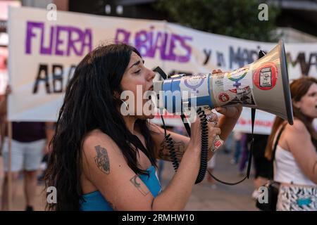 Madrid, Spanien. 28. August 2023. Ein Demonstrant spricht Slogans durch ein Megaphon während einer Demonstration, die von feministischen Vereinigungen zur Unterstützung des spanischen Mittelfeldspielers Jenni Hermoso aufgerufen wurde. (Foto: Guillermo Gutierrez Carrascal/SOPA Images/SIPA USA) Credit: SIPA USA/Alamy Live News Stockfoto