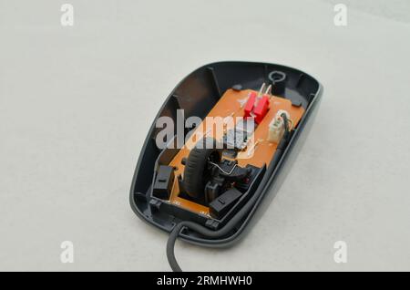 Offene Computermaus mit freiliegender elektronischer Schaltung für Wartung, Symbol der Technologie und moderner Computertechnik. Perfekt für Technologiekonzepte, Digit Stockfoto