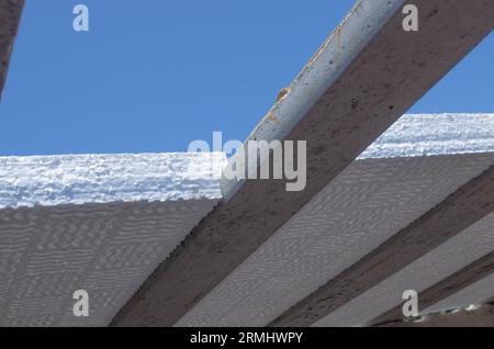 Detail über den Bau einer Styroporplatte in Brasilien, einer leichten und effizienten Option für die Wärmedämmung. Styroporplatte, nachhaltig und wirtschaftlich Stockfoto