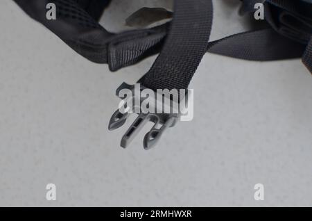 Schwarzer Hosenträger oder Gürtel, elegantes und hochwertiges Accessoire, das Ihren Stil abrundet. Konzept für Rucksäcke oder Militärzubehör. Stockfoto