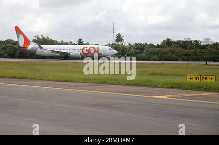 salvador, bahia, brasilien - 21. august 2023: Boeing 737 MAX 8 beim Start auf der Landebahn des Stadtflughafens Salvador. Stockfoto