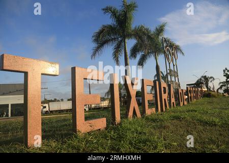 teixeira de freitas, bahia, brasilien - 22. august 2023: Milchmann in der Stadt Teixeira de Freitas in Bahia. Stockfoto