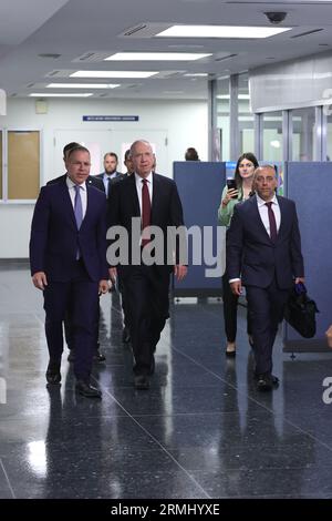 NY, USA. 28. August 2023. Vereinte Nationen, New York, USA, August 28 2023 - Yoav Gallant, Verteidigungsminister Israels, und Botschafter Gilad Erdan auf dem Weg zum Besuch des UN-Generalsekretärs Antonio Guterres. Foto: Giada Papini Rampelotto/EuropaNewswire (Bildnachweis: © Luiz Rampelotto/ZUMA Press Wire) NUR REDAKTIONELLE VERWENDUNG! Nicht für kommerzielle ZWECKE! Stockfoto