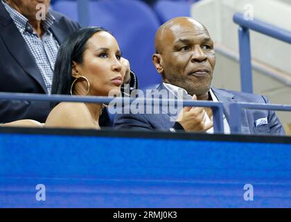 New York, USA, 28. August 2023. Die amerikanische Boxlegende Mike Tysson und Partner Lakiha Spicer beim US Open Turnier im Billie Jean King National Tennis Center am Montag, den 28. August 2023. © Jürgen Hasenkopf / Alamy Live News Stockfoto