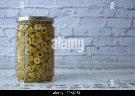 Grüne Oliven in Scheiben in einem Glas Stockfoto