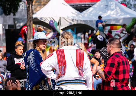 Edmonton, Alberta, Kanada. August 2023. Die Juroren besprechen die Jingle-Tänzer, um sie auf die Top 5 der Tänzer einzugrenzen. Als das Pride Weekend in Edmonton beginnt, erkennt die indigene Gemeinschaft das Ereignis mit dem 2 Spirit Powwow an. Der Begriff Two-Spirit ist eine direkte Übersetzung des Ojibwe-Begriffs Niizh manidoowag. „Zweigeist“ oder „Zweigeist“ wird normalerweise verwendet, um eine Person anzuzeigen, deren Körper gleichzeitig einen männlichen und einen weiblichen Geist beherbergt. Ein Teil der Feier ist die Inklusivität aller und die Begrüßung aller zum Feiern, indem sie in einem Jig-Tanz konkurrieren. Alle Teilnehmer sind es Stockfoto