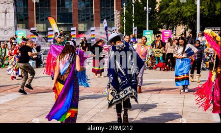 Edmonton, Alberta, Kanada. August 2023. Alle Tänzerinnen und Tänzer nehmen an einem traditionellen runden Tanz Teil, der Teil der Feier und der Vereinigung der Kulturen im 2 Spirit Powwow ist. Als das Pride Weekend in Edmonton beginnt, erkennt die indigene Gemeinschaft das Ereignis mit dem 2 Spirit Powwow an. Der Begriff Two-Spirit ist eine direkte Übersetzung des Ojibwe-Begriffs Niizh manidoowag. „Zweigeist“ oder „Zweigeist“ wird normalerweise verwendet, um eine Person anzuzeigen, deren Körper gleichzeitig einen männlichen und einen weiblichen Geist beherbergt. Ein Teil der Feier ist die Inklusivität aller und die Begrüßung aller Stockfoto