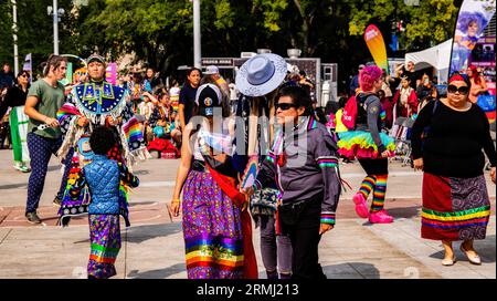 Edmonton, Alberta, Kanada. August 2023. Alle Tänzerinnen und Tänzer nehmen an einem traditionellen runden Tanz Teil, der Teil der Feier und der Vereinigung der Kulturen im 2 Spirit Powwow ist. Als das Pride Weekend in Edmonton beginnt, erkennt die indigene Gemeinschaft das Ereignis mit dem 2 Spirit Powwow an. Der Begriff Two-Spirit ist eine direkte Übersetzung des Ojibwe-Begriffs Niizh manidoowag. „Zweigeist“ oder „Zweigeist“ wird normalerweise verwendet, um eine Person anzuzeigen, deren Körper gleichzeitig einen männlichen und einen weiblichen Geist beherbergt. Ein Teil der Feier ist die Inklusivität aller und die Begrüßung aller Stockfoto