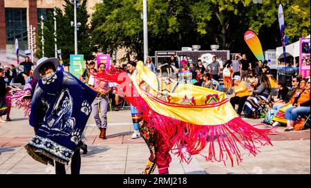 Edmonton, Alberta, Kanada. August 2023. Alle Tänzerinnen und Tänzer nehmen an einem traditionellen runden Tanz Teil, der Teil der Feier und der Vereinigung der Kulturen im 2 Spirit Powwow ist. Als das Pride Weekend in Edmonton beginnt, erkennt die indigene Gemeinschaft das Ereignis mit dem 2 Spirit Powwow an. Der Begriff Two-Spirit ist eine direkte Übersetzung des Ojibwe-Begriffs Niizh manidoowag. „Zweigeist“ oder „Zweigeist“ wird normalerweise verwendet, um eine Person anzuzeigen, deren Körper gleichzeitig einen männlichen und einen weiblichen Geist beherbergt. Ein Teil der Feier ist die Inklusivität aller und die Begrüßung aller Stockfoto