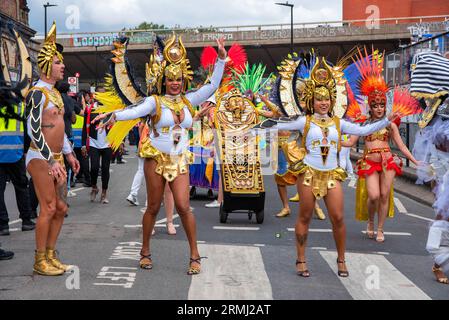 Die Mitglieder der London School of Samba sind im ägyptischen Stil gekleidet und tanzen durch den hübsch gestalteten Tutanchamens Sarg. Der Notting Hill Carnival ist eines der größten Straßenfeste der Welt. Es begann 1966, entstand aber aus dem Karibischen Karneval, der 1959 mit der Immigrantengemeinschaft aus Trinidad und Tobago organisiert wurde. In diesem Jahr feiert der Notting Hill Carnival den 50. Jahrestag der Einführung der Soundsysteme und Mas-Bands. Außerdem jährt sich der 75. Jahrestag der Ankunft der Passagiere der Empire Windrush in Großbritannien. Stockfoto