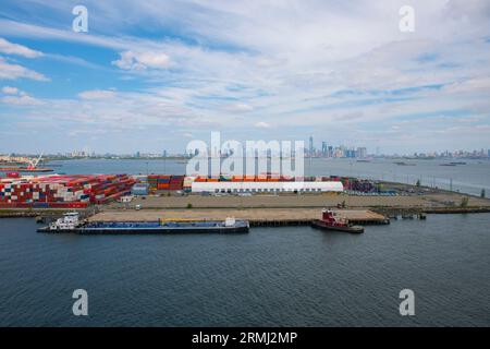 Port Jersey aus der Vogelperspektive in Bayonne, mit der Skyline von New Jersey, New Jersey, USA. Stockfoto