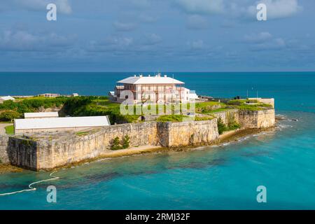 Das National Museum of Bermuda aus der Vogelperspektive mit dem Commissioner's House und der Stadtmauer auf der ehemaligen Royal Naval Dockyard in Sandy Parish, Bermuda. Stockfoto