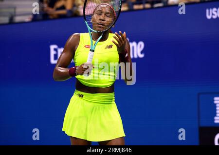 Flushing Meadows, New York, USA. 28. August 2023. Coco Gauff reagiert auf einen verpassten Punkt bei ihrem Spiel in der ersten Runde gegen Laura Siegemund aus Deutschland beim US Open Credit: Adam Stoltman/Alamy Live News Stockfoto