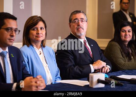 Guatemala-Stadt, Guatemala-Stadt, Guatemala. 28. August 2023. Das Oberste Wahltribunal Guatemalas erklärte am Montag den progressiven BERNARDO ArÃ-VALO zum Sieger der Präsidentschaftswahl des Landes, kurz nachdem eine andere Regierungsbehörde seine Seed-Movement-Partei suspendierte. (Bild: © Fernando Chuy/ZUMA Press Wire) NUR REDAKTIONELLE VERWENDUNG! Nicht für kommerzielle ZWECKE! Stockfoto