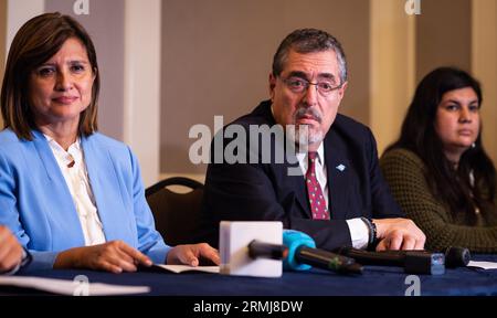 Guatemala-Stadt, Guatemala-Stadt, Guatemala. 28. August 2023. Das Oberste Wahltribunal Guatemalas erklärte am Montag den progressiven BERNARDO ArÃ-VALO zum Sieger der Präsidentschaftswahl des Landes, kurz nachdem eine andere Regierungsbehörde seine Seed-Movement-Partei suspendierte. (Bild: © Fernando Chuy/ZUMA Press Wire) NUR REDAKTIONELLE VERWENDUNG! Nicht für kommerzielle ZWECKE! Stockfoto