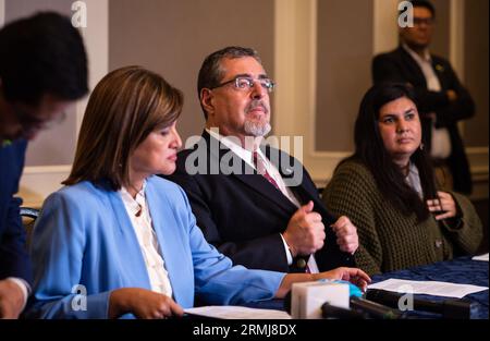 Guatemala-Stadt, Guatemala-Stadt, Guatemala. 28. August 2023. Das Oberste Wahltribunal Guatemalas erklärte am Montag den progressiven BERNARDO ArÃ-VALO zum Sieger der Präsidentschaftswahl des Landes, kurz nachdem eine andere Regierungsbehörde seine Seed-Movement-Partei suspendierte. (Bild: © Fernando Chuy/ZUMA Press Wire) NUR REDAKTIONELLE VERWENDUNG! Nicht für kommerzielle ZWECKE! Stockfoto