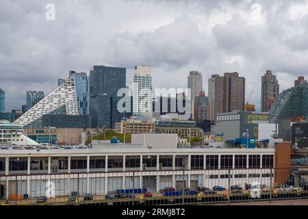 Manhattan Midtown Modern City Skyline von USS Intrepid Aircraft Carrier am Hudson River in Manhattan, New York City. Stockfoto