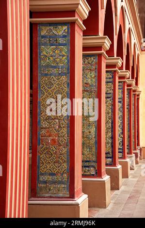 Die wunderschönen Säulen der Arkade der Basilika Santo Domingo in Lima, Peru Stockfoto