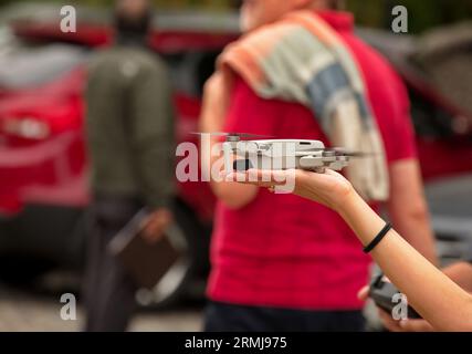 Die Hand der Frau hält die Drohne auf der Handfläche Stockfoto