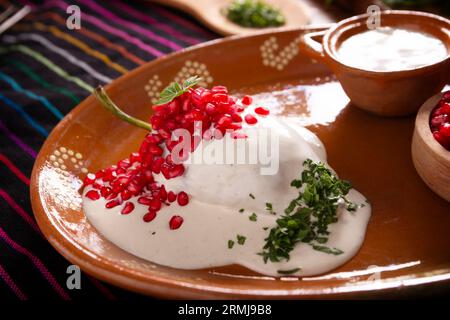 Chile en Nogada, typisches Gericht aus Mexiko. Zubereitet mit Poblano-Chili gefüllt mit Fleisch und Obst und mit einer Walnusssoße überzogen. Benannt als die Quin Stockfoto