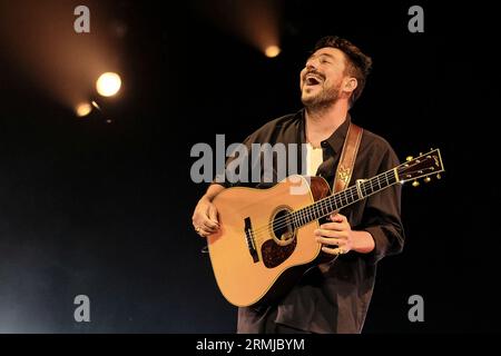 Portsmouth, Großbritannien. 27. August 2023. Marcus Mumford, Lead Vocals, E-Gitarre, Akustikgitarre und Schlagzeuger mit der britischen Folk-Rock-Band Mumford & Sons, die live auf der Bühne des Victorious Festivals auftreten. Quelle: SOPA Images Limited/Alamy Live News Stockfoto