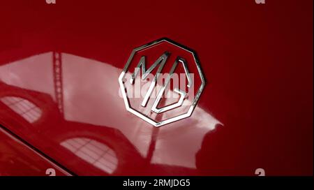 Pau, Frankreich - 08 17 2023 : MG A mk II Klassisches Logo Marke und Textschild von morris Garage Motorautos in großbritannien england alte Sammler Oldtimer Stockfoto