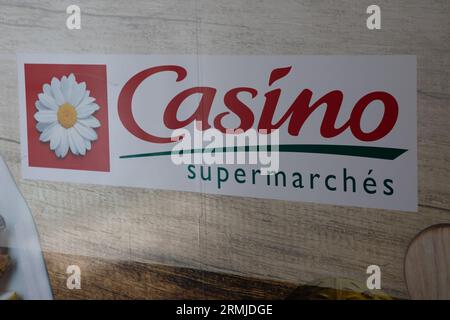 Bordeaux, Frankreich - 08 18 2023 : Casino Supermarche Textmarke französisch und Logo Zeichen Geschäft von frankreich Supermarkt Stockfoto