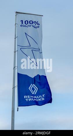 Bordeaux, Frankreich - 08 28 2023 : Renault Trucks EV 100% Elektrofahrzeug Schild Marke und Text Logo auf Sky Flag Front des Händlergeschäfts Geschäft Bus Van Truck d Stockfoto