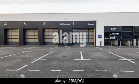 Bordeaux, Frankreich - 08 28 2023 : renault Minute Atelier Auto Zeichen Logo und Text Marke auf der Fassade Garage Auto Station Händler von französischen Automobilen Stockfoto