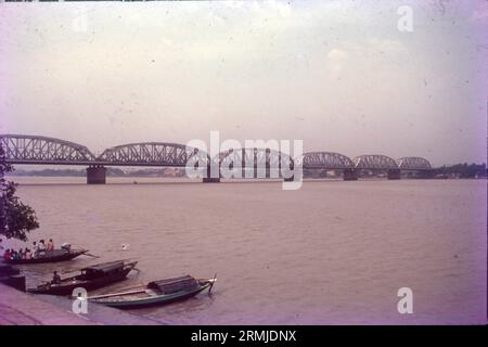 Vivekananda Setu ist eine Brücke über den Hooghtly River in West Bengalen, Indien. Sie verbindet die Stadt Howrah bei Bally mit Kolkata bei Dakshineswar. Das ist die Brücke aus der britischen Ära. Stockfoto