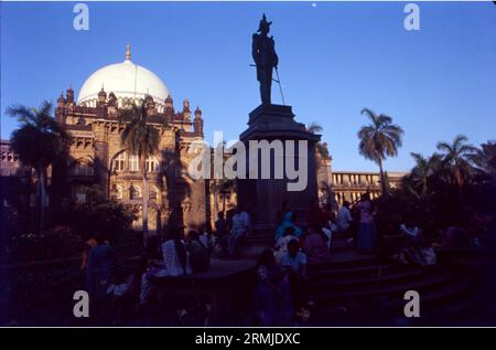 Früher bekannt als Prince of Wales Museum of Western India, ist Chhatrapati Shivaji Maharaj Vastu Sangrahalaya, oder C.S.M.V.S., eines der besten und wichtigsten Kunst- und Geschichtsmuseen Indiens. Es wurde 2022 mit dem „Award of Excellence“ der UNESCO Asia Pacific Awards für die Erhaltung des Kulturerbes ausgezeichnet. Es ist auch ein UNESCO-Weltkulturerbe, Teil des viktorianischen Gotik- und Art déco-Ensembles in Mumbai Stockfoto